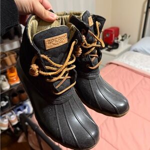 Sperry Women's Black and Tan Winter Boots